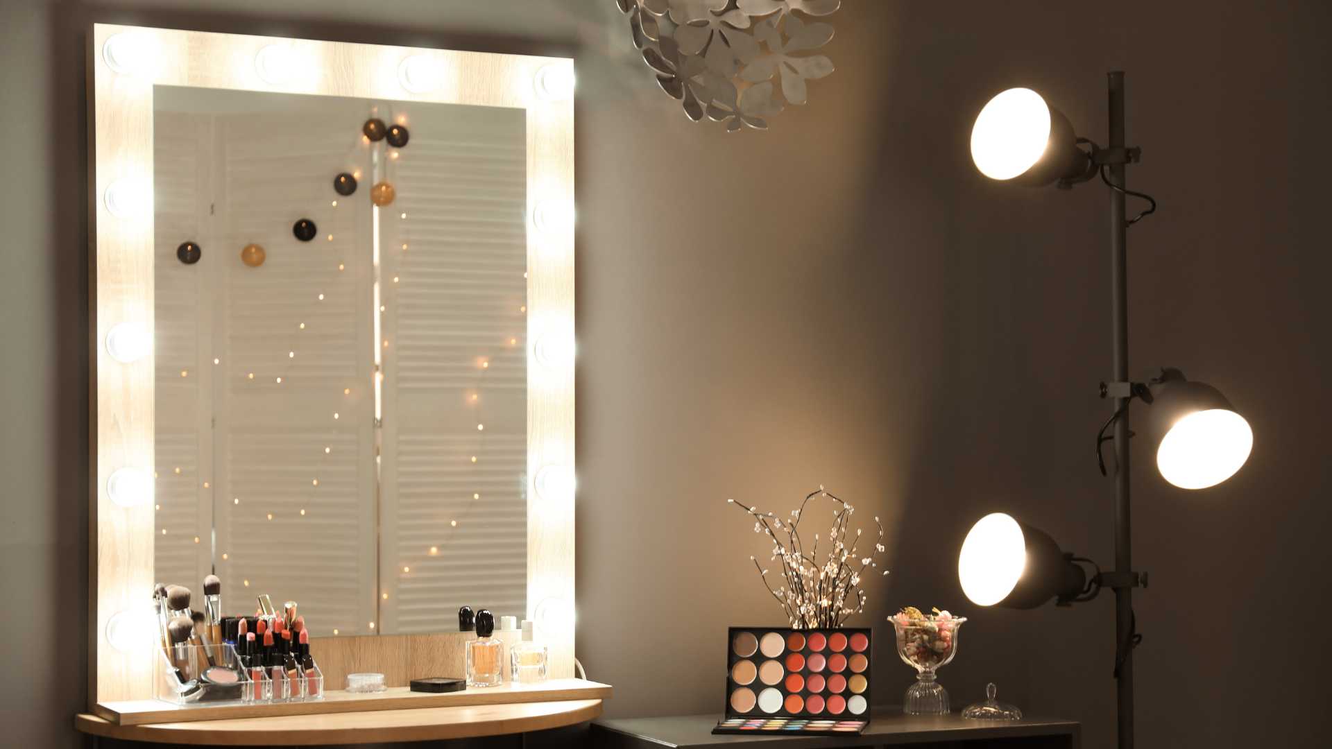 Wall-Mounted vs. Tabletop Makeup Mirrors: Pros and Cons – LED Mirror ...